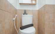 Toilet Kamar 6 Tidy and Restful 2BR at Green Pramuka City Apartment By Travelio