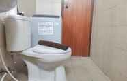 Toilet Kamar 7 Spacious 2BR Apartment at Vida View Makassar By Travelio