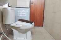 Toilet Kamar Spacious 2BR Apartment at Vida View Makassar By Travelio