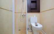 Toilet Kamar 6 Homey and Nice 2BR Apartment at FX Residence By Travelio