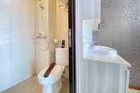 Toilet Kamar Cozy & Modern 2BR Apartment At Gateway Pasteur By Travelio