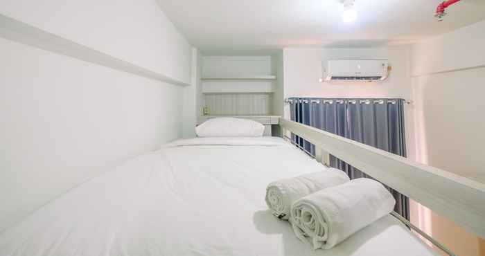 ห้องนอน Cozy Living and Comfortable Studio Room at Dave Apartment By Travelio