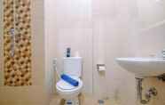 Toilet Kamar 5 Cozy Living and Comfortable Studio Room at Dave Apartment By Travelio