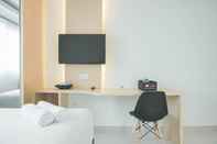 Ruang untuk Umum Homey and Comfortable Studio at Amethyst Apartment By Travelio