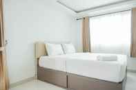 Kamar Tidur Homey and Comfortable Studio at Amethyst Apartment By Travelio