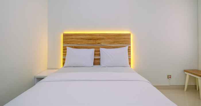 Kamar Tidur Cozy and Comfortable Studio Room at Transpark Cibubur Apartment By Travelio