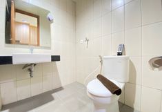 In-room Bathroom 5 Comfy & Stylish Studio at Dago Suites Apartment By Travelio