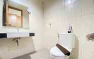 In-room Bathroom 5 Comfy & Stylish Studio at Dago Suites Apartment By Travelio