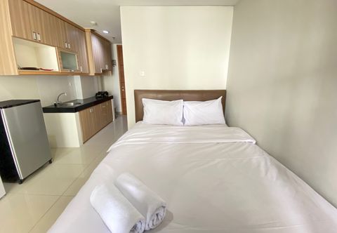 Bedroom Comfy & Stylish Studio at Dago Suites Apartment By Travelio