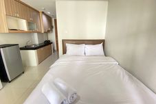 Bedroom Comfy & Stylish Studio at Dago Suites Apartment By Travelio