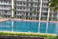 Swimming Pool Comfort and Cozy Studio Apartment at Daan Mogot City By Travelio