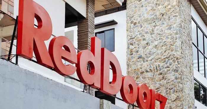 ภายนอกอาคาร RedDoorz Hostel @ Deomar Hometel & Farm Cafe Vigan Ilocos