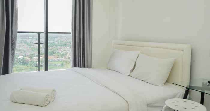 ห้องนอน Elegant and Homey Studio Room at Sky House BSD Apartment By Travelio