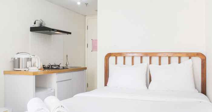 Kamar Tidur Comfort and Minimalist Studio Apartment at Springlake Summarecon Bekasi By Travelio