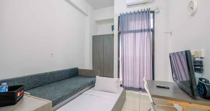 Kamar Tidur Minimalist and Comfortable Studio at Dave Apartment By Travelio