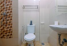 In-room Bathroom 4 Minimalist and Comfortable Studio at Dave Apartment By Travelio