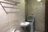 Bilik Mandi dalam Bilik Modern 2BDR Apartemen Thamrin Residence 01GH