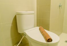 Bilik Mandi dalam Bilik 4 Cozy Living and Minimalist Studio Apartment at B Residence By Travelio