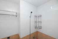 Toilet Kamar Comfort 2BR Apartment @ Green Pramuka City By Travelio