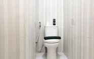 Toilet Kamar 7 Spacious Pent House 3BR Apartment at Sunter Park View By Travelio