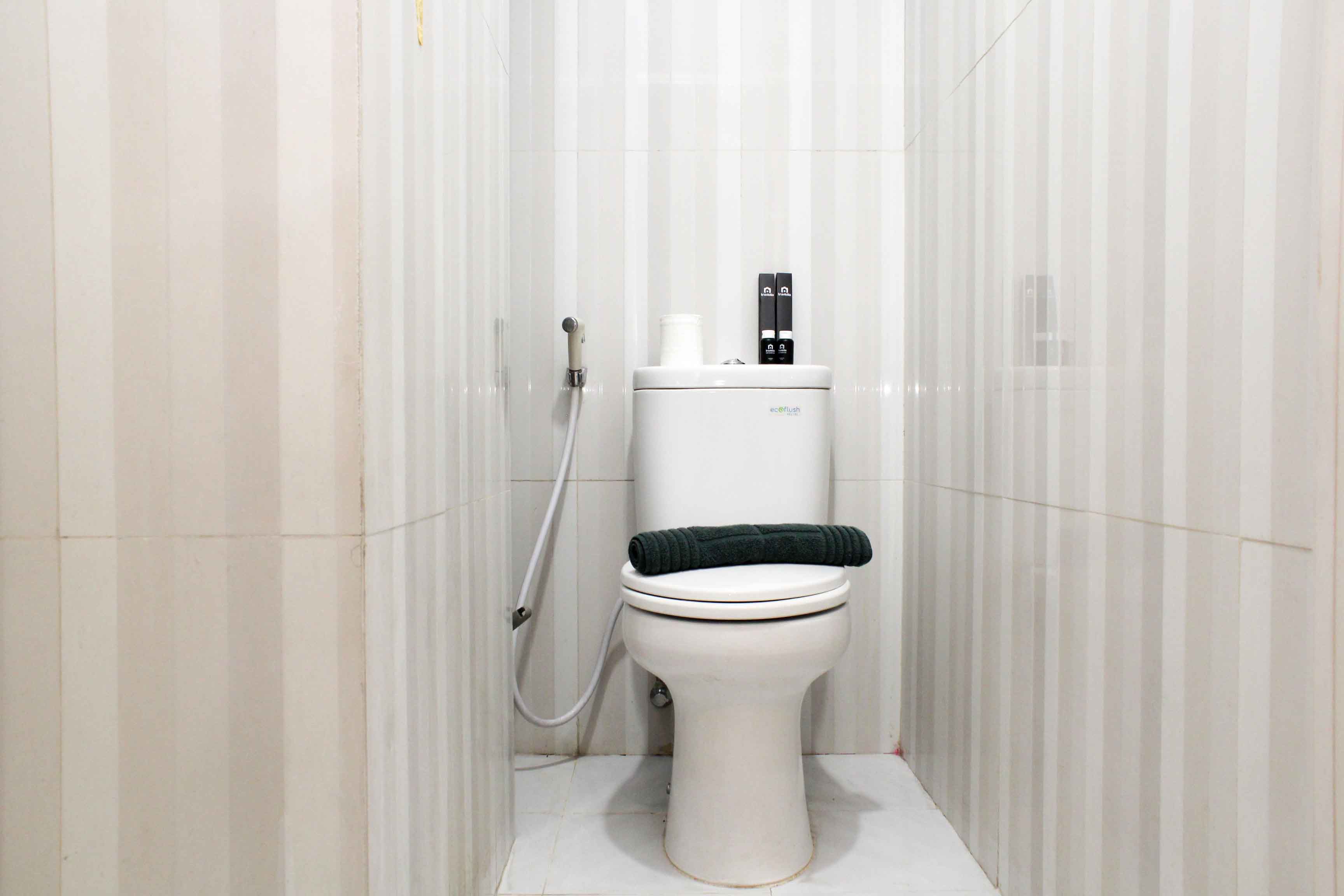 Toilet Kamar Spacious Pent House 3BR Apartment at Sunter Park View By Travelio