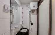 Toilet Kamar 5 Nice and Fancy Studio at Sky House BSD Apartment By Travelio