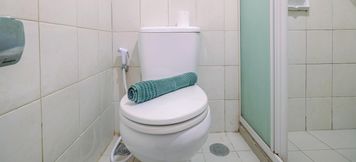 In-room Bathroom 4 Strategic Brand New 1BR @ Thamrin Residence Apartment By Travelio