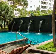 สระว่ายน้ำ 5 Strategic Brand New 1BR @ Thamrin Residence Apartment By Travelio