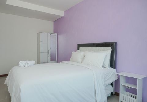 Bilik Tidur Comfort and Elegant 1BR Apartment at Green Bay Condominium By Travelio