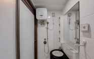 Toilet Kamar 5 Stunning Studio at Sky House BSD Apartment By Travelio