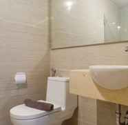 Toilet Kamar 5 Exquisite & Spacious 2BR at La Riz Supermall Mansion Apartment By Travelio