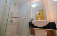 Toilet Kamar 4 Best View 1BR Apartment at The Mansion Kemayoran near JIEXPO By Travelio