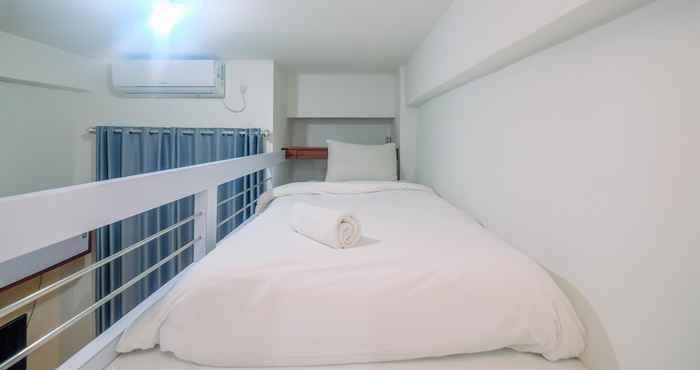 Kamar Tidur Comfort Living and Homey Studio Room at Dave Apartment By Travelio