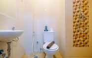 In-room Bathroom 4 Comfort Living and Homey Studio Room at Dave Apartment By Travelio