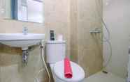 Toilet Kamar 5 Comfy and Nice Studio Apartment at Transpark Cibubur By Travelio