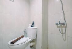 In-room Bathroom 4 Comfort 1BR at Evenciio Margonda Apartment By Travelio