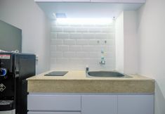 Common Space 3 Comfort 1BR at Evenciio Margonda Apartment By Travelio