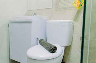 Toilet Kamar 4 Fancy and Nice Studio at Transpark Bintaro Apartment By Travelio