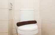 Toilet Kamar 5 Elegant and Nice Studio at Riverview Jababeka Apartment By Travelio