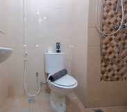 Toilet Kamar 6 Cozy and Comfortable Stay Studio at Dave Apartment By Travelio