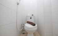 Toilet Kamar 5 Comfy and Nice 1BR Apartment at MT Haryono Residence By Travelio