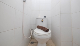 Toilet Kamar 5 Comfy and Nice 1BR Apartment at MT Haryono Residence By Travelio