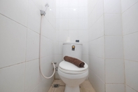 Toilet Kamar Comfy and Nice 1BR Apartment at MT Haryono Residence By Travelio