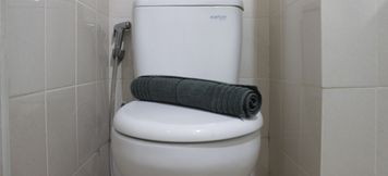 In-room Bathroom 4 Cozy High Floor 1BR Apartment at Parahyangan Residence By Travelio