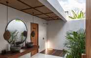 In-room Bathroom 4 Las Lunas Villas Canggu