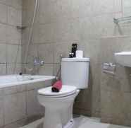 In-room Bathroom 4 Spacious 1BR Apartment with Great View at Marbella Suites Dago By Travelio