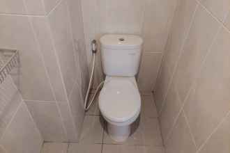 Toilet Kamar 4 Comfortable and Simply Look Studio Apartment at Serpong Garden By Travelio