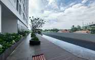 สระว่ายน้ำ 6 Comfortable and Simply Look Studio Apartment at Serpong Garden By Travelio