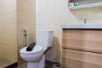 Toilet Kamar 4 Prime Location Studio at Sudirman Park Apartment By Travelio