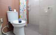 Toilet Kamar 4 Simply Clean and Cozy 1BR Apartment With Sofabed at Atlanta Residence By Travelio